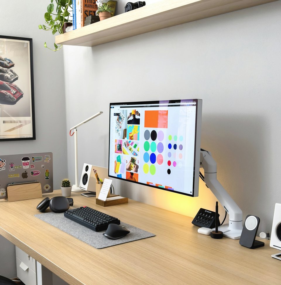 Écran d'ordinateur sur un bureau en bois