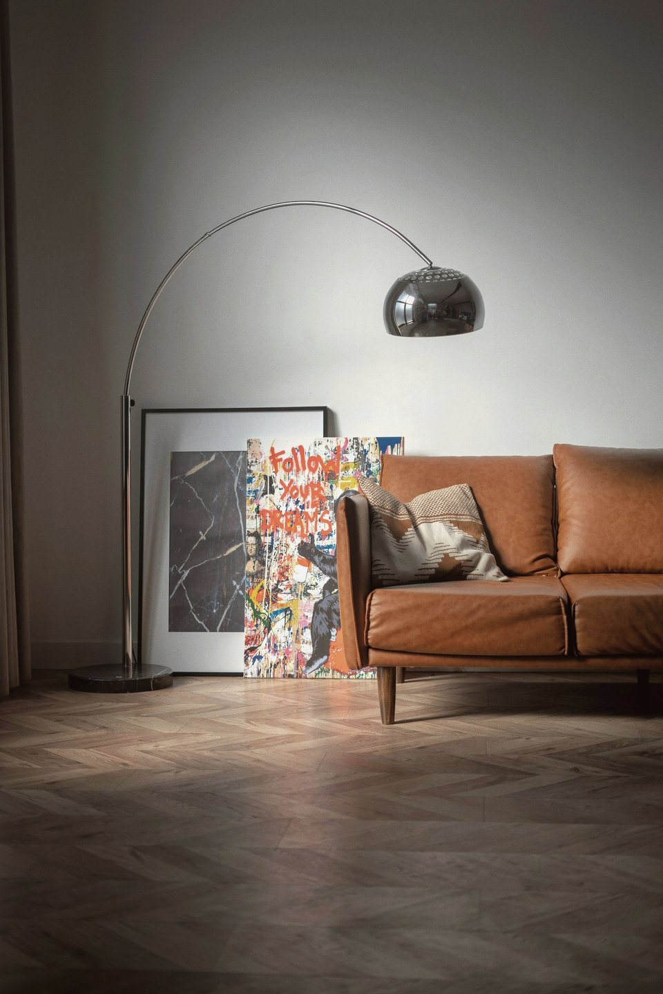 Fauteuil en bois avec coussin blanc contre un mur blanc
