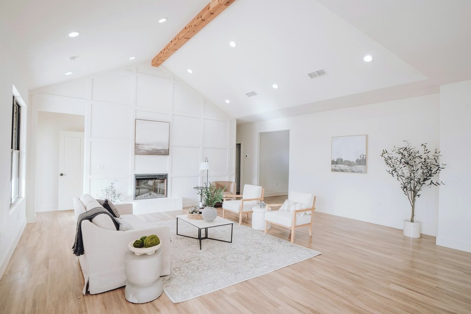 Salon avec mobilier blanc et parquet