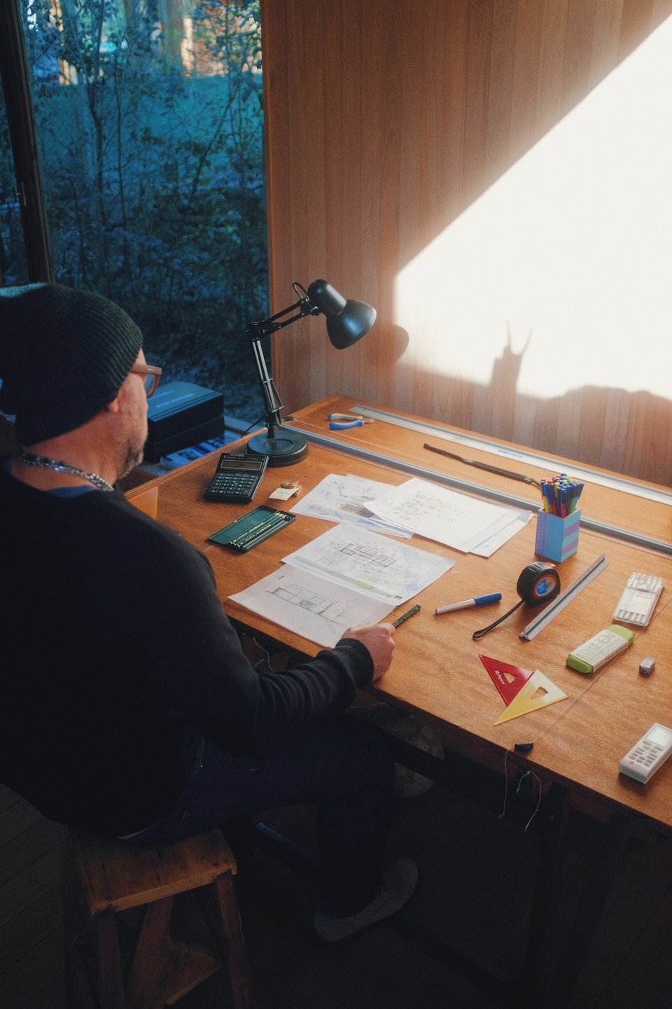 Homme assis à une table, en train de travailler