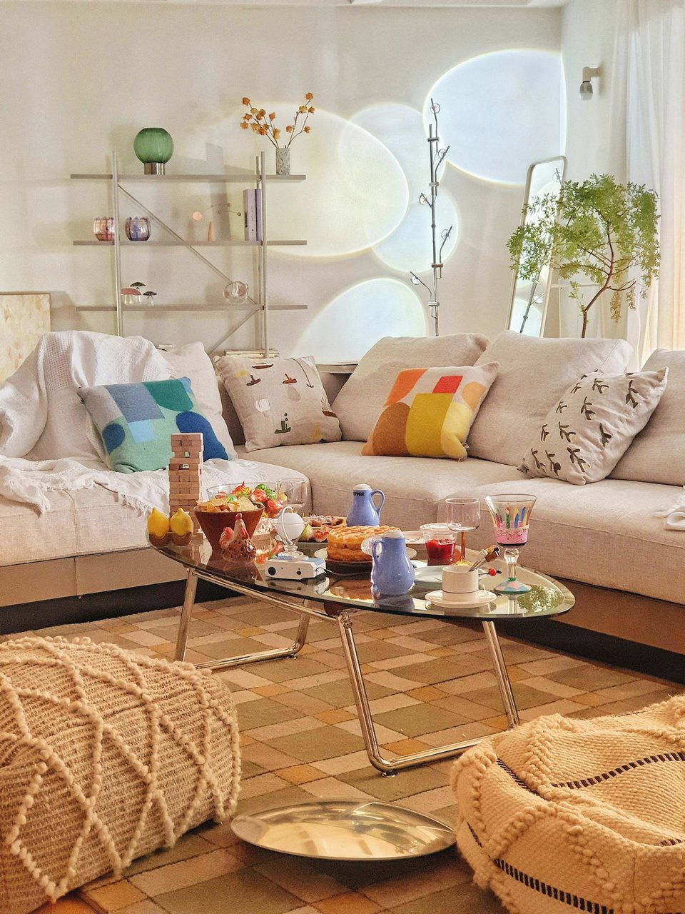 Salon avec un canapé et une table basse
