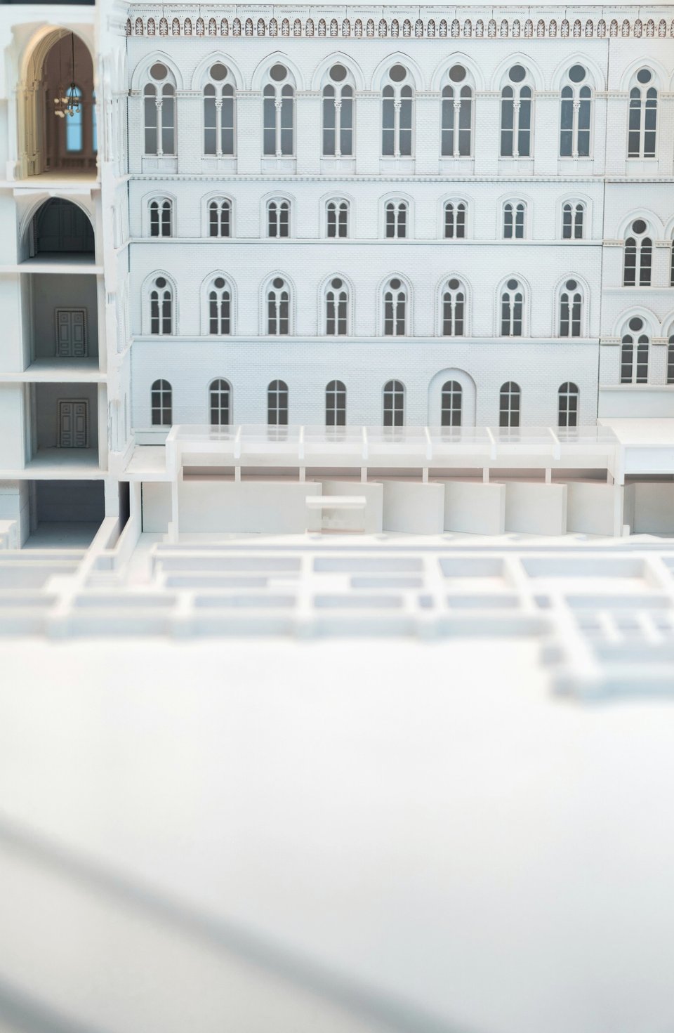Maquette d'architecture blanche d'un bâtiment avec de nombreuses fenêtres